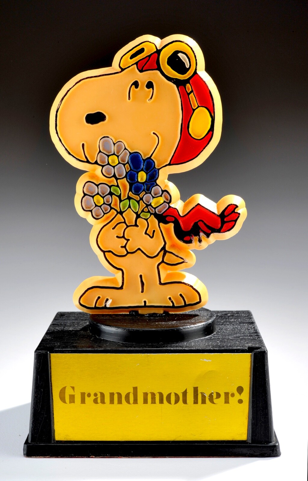 Vintage 1965 Peanuts Snoopy With Flowers Trophy \ Vintage 1965 Peanuts Snoopy With Flowers Trophy \