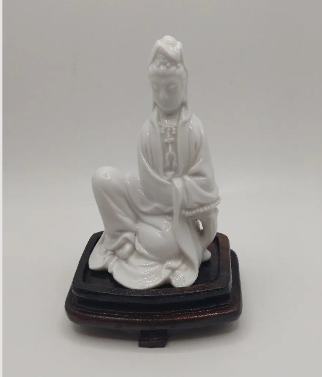 VTG  Blanc De Chine statue Kwan Yin Porcelain On Wood Display Stnd  ( RETIRED) 