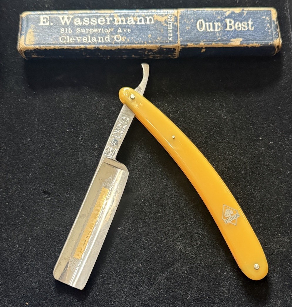 Vintage PUMA Ring No 76 Solingen Germany Straight Razor Etched Coffin Box (R31) Vintage PUMA Ring No 76 Solingen Germany Straight Razor Etched Coffin Box (R31)