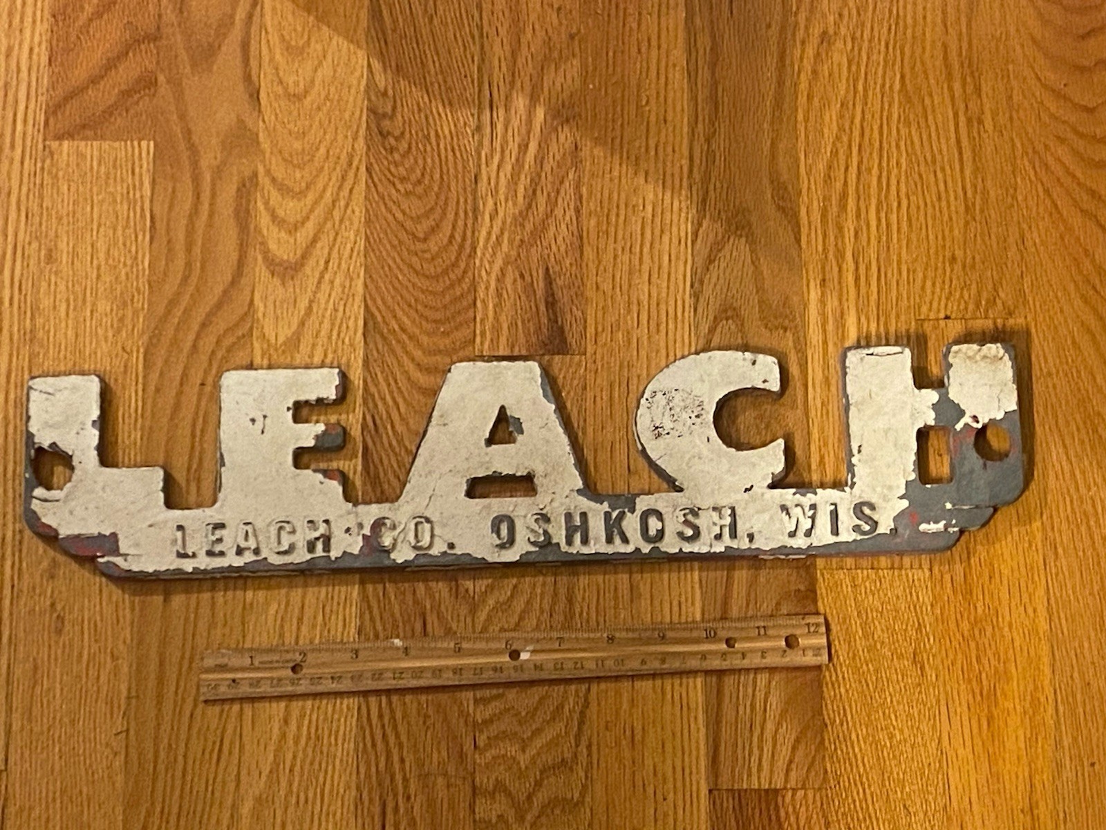 LARGE HEAVY LEACH Co. METAL SIGN Emblem TRIM Oshkosh WI -LEACH Truck & Equipment LARGE HEAVY LEACH Co. METAL SIGN Emblem TRIM Oshkosh WI -LEACH Truck & Equipment