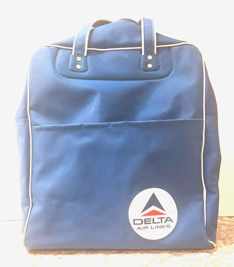 Vintage DELTA AIRLINES Zippered Carry-on bag with side pocket and wood base Vintage DELTA AIRLINES Zippered Carry-on bag with side pocket and wood base