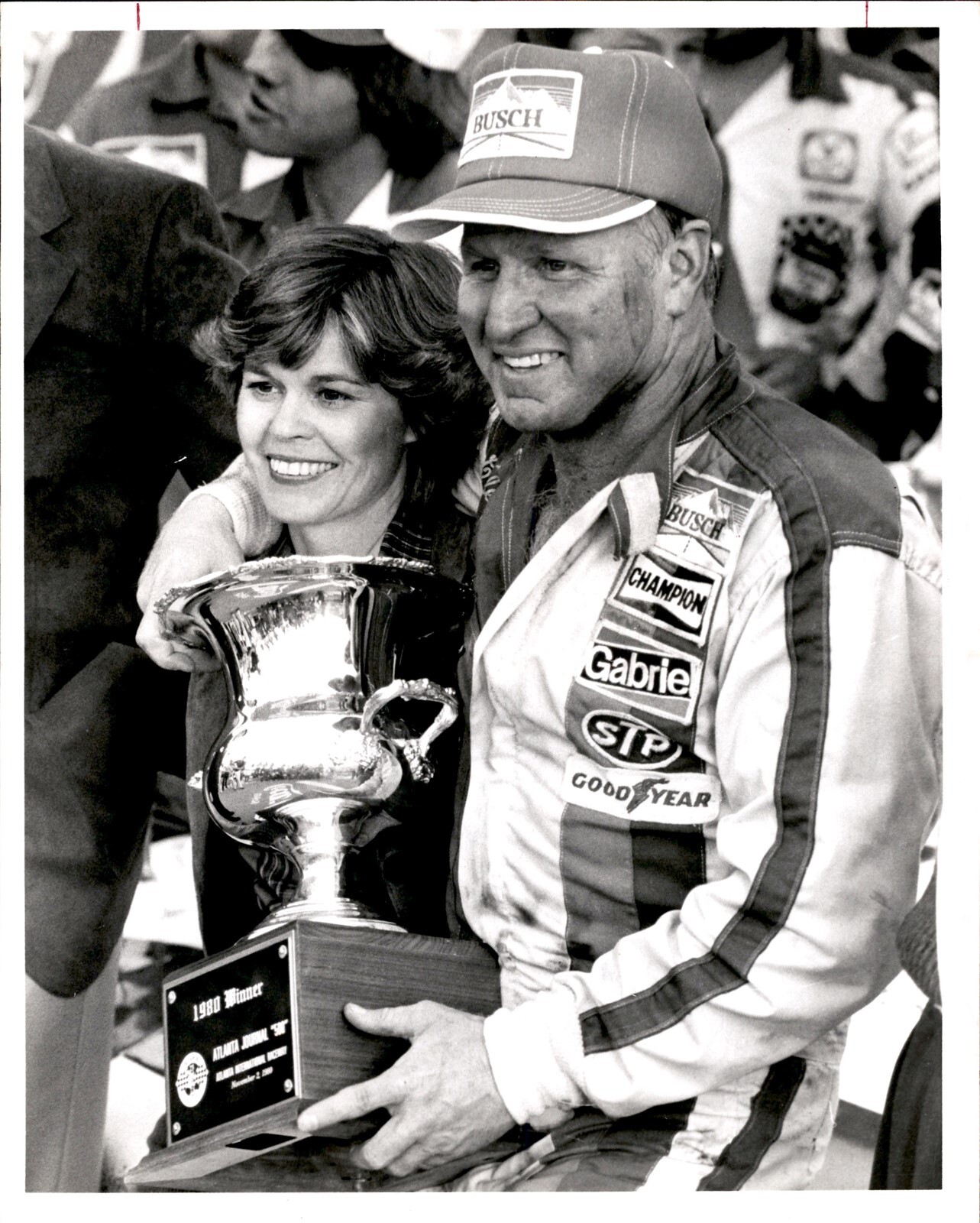 LG17 1980 Orig Joe Maher Photo CALE YARBOROUGH & WIFE ATLANTA JOURNAL 500 TROPHY LG17 1980 Orig Joe Maher Photo CALE YARBOROUGH & WIFE ATLANTA JOURNAL 500 TROPHY