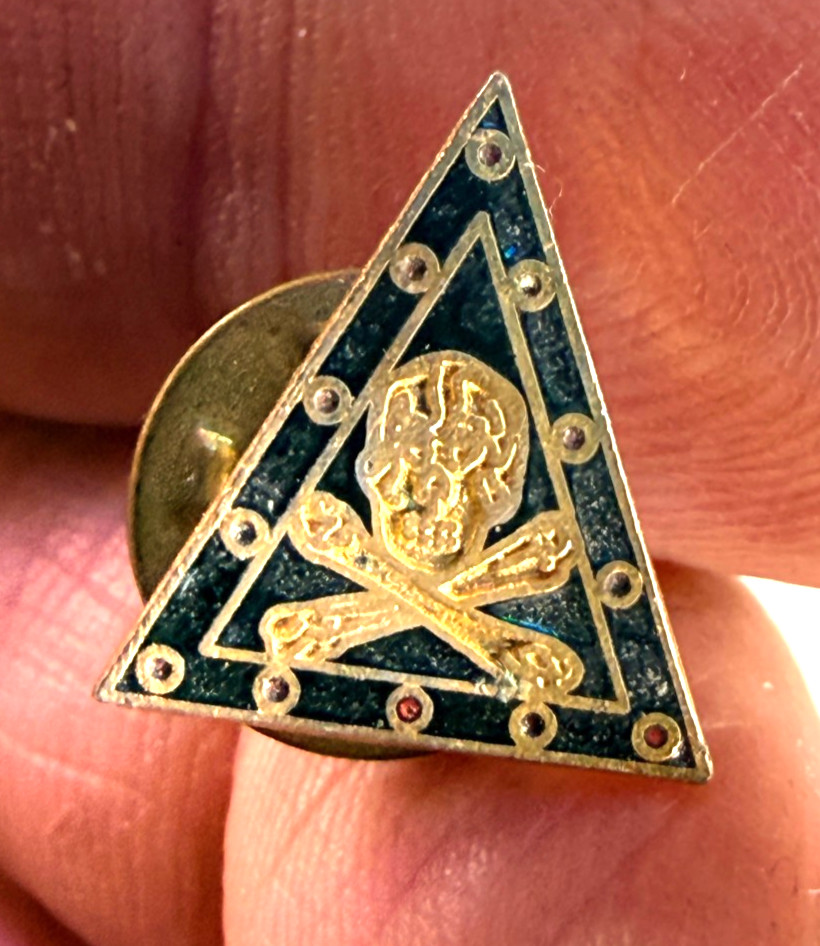 vtg Masonic mason Skull Crossbones fraternal memento mori pin pinback black gold vtg Masonic mason Skull Crossbones fraternal memento mori pin pinback black gold
