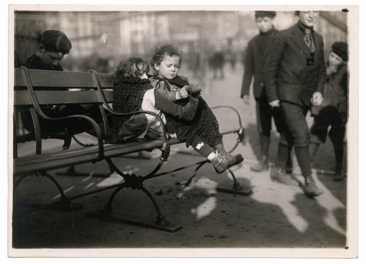 c.1920\'s PRESS PHOTO POOR CHILDREN SITTING ON PARK BENCH LONDON? SOCIAL HISTORY