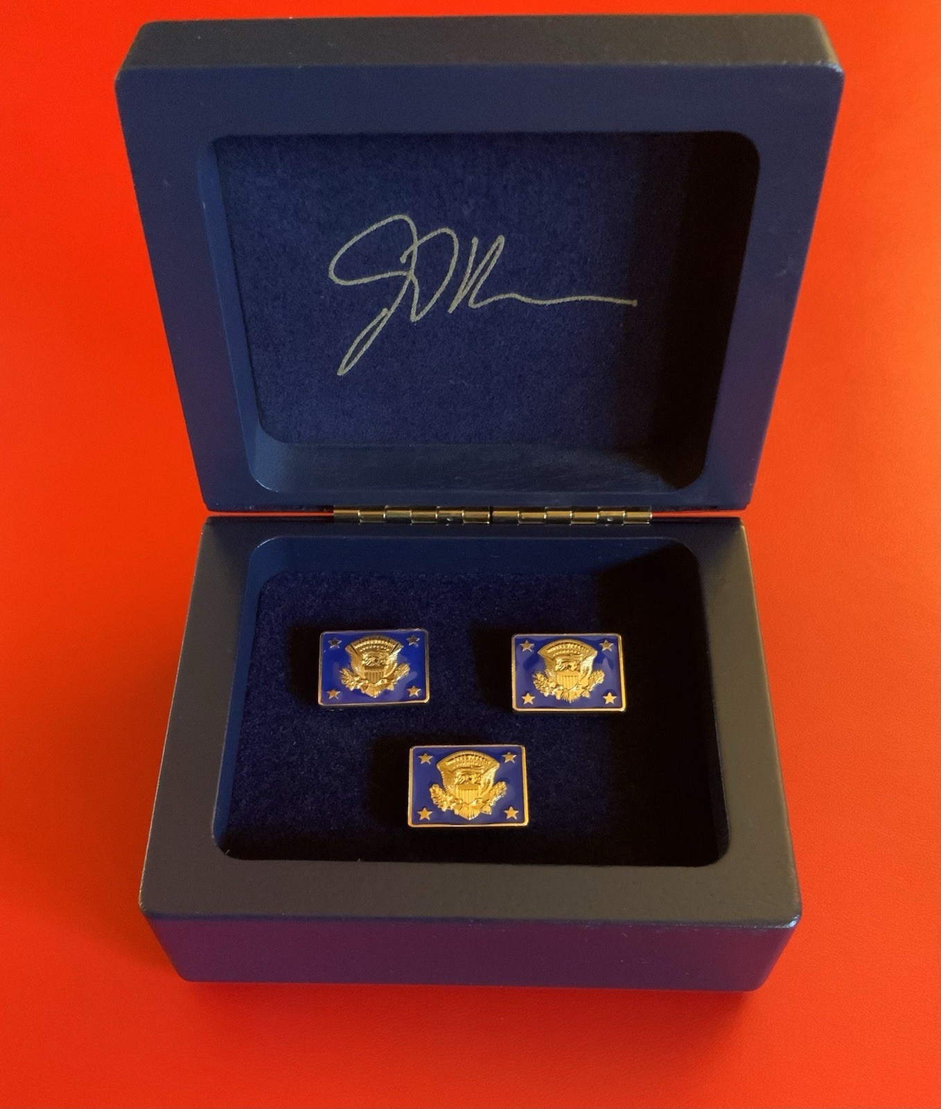 Rare Authentic Vice President JD Vance Navy VIP White House Pin & Cufflinks Set Rare Authentic Vice President JD Vance Navy VIP White House Pin & Cufflinks Set
