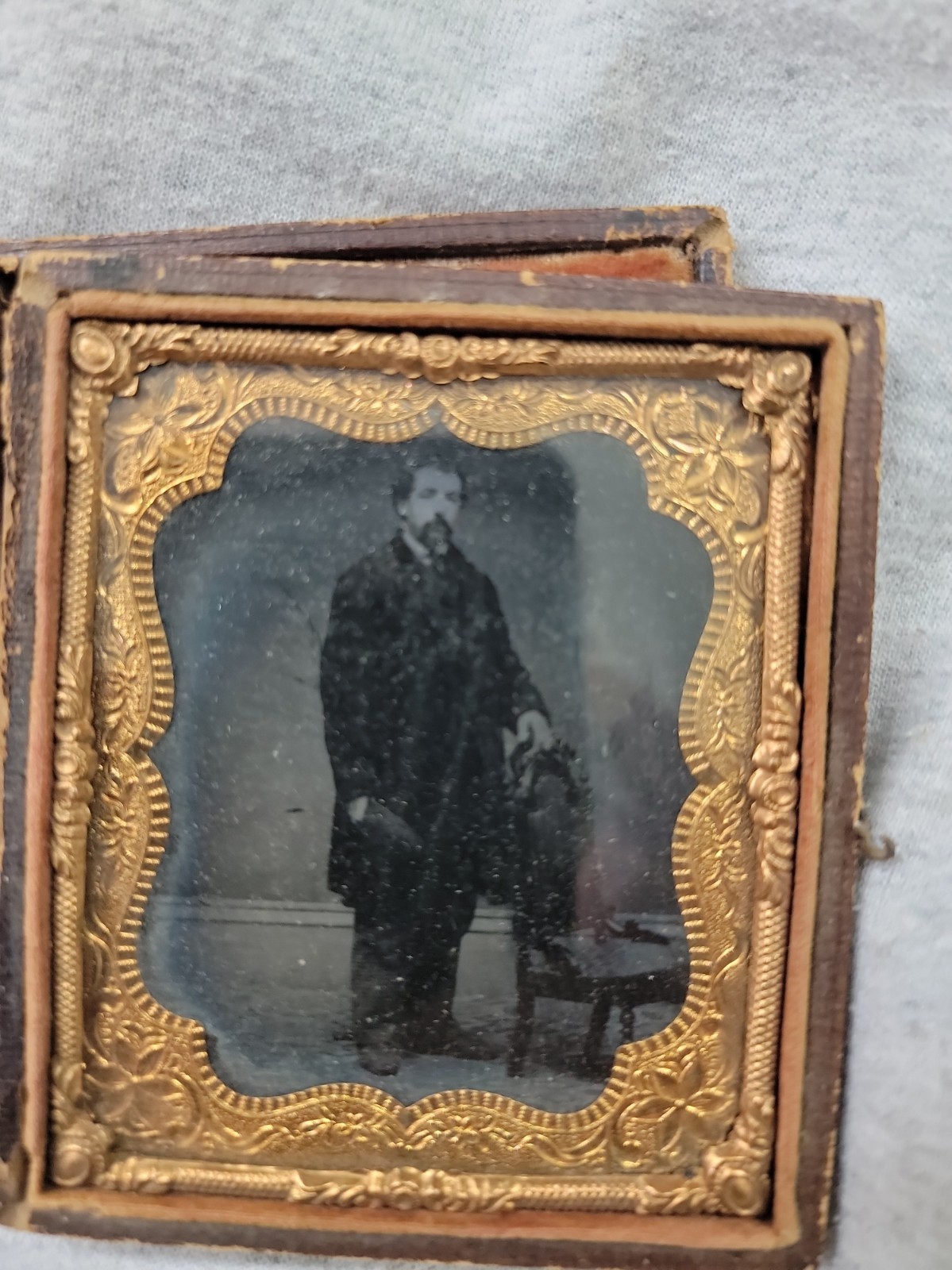 Antique Portrait  Velvet Leaf Embossed Case