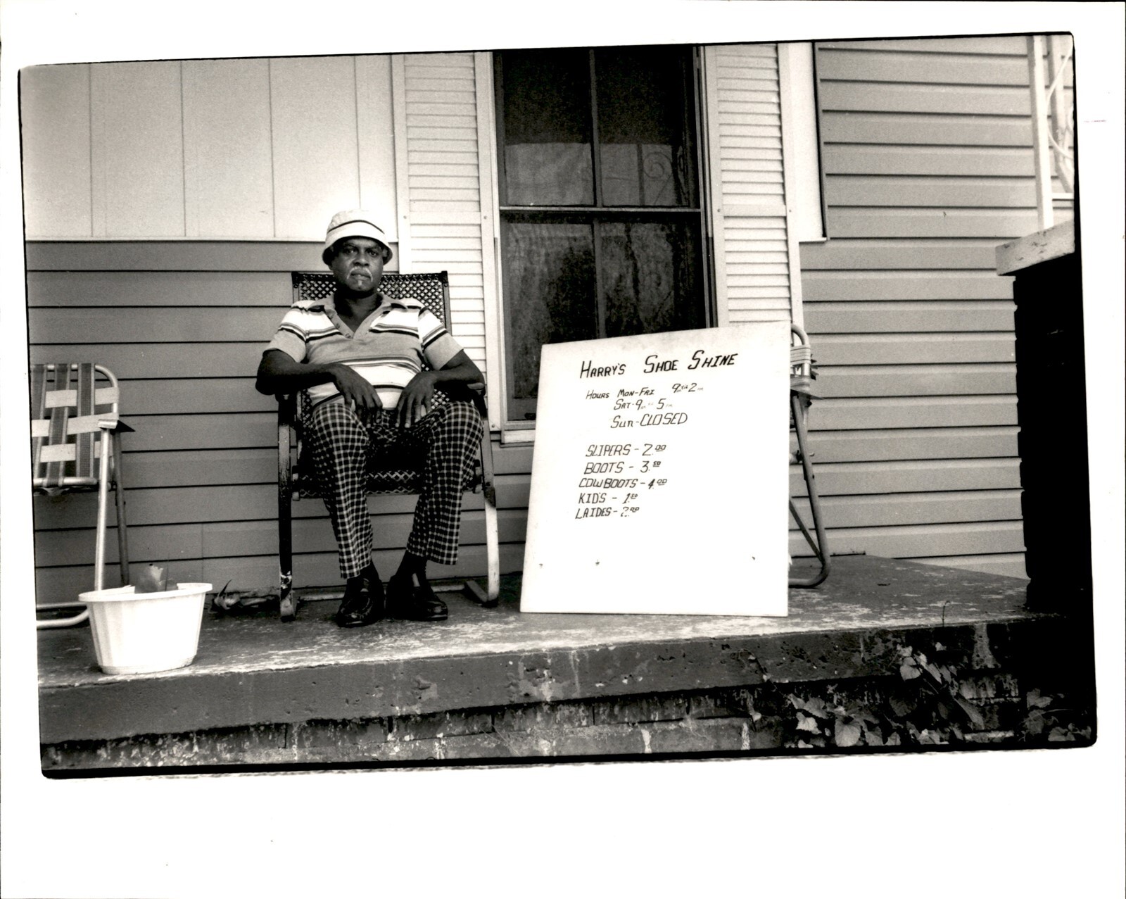 GA212 1986 Orig Ed brackett Photo HARRY'S SHOE SHINE VETERAN SHOESHINER ON PORCH