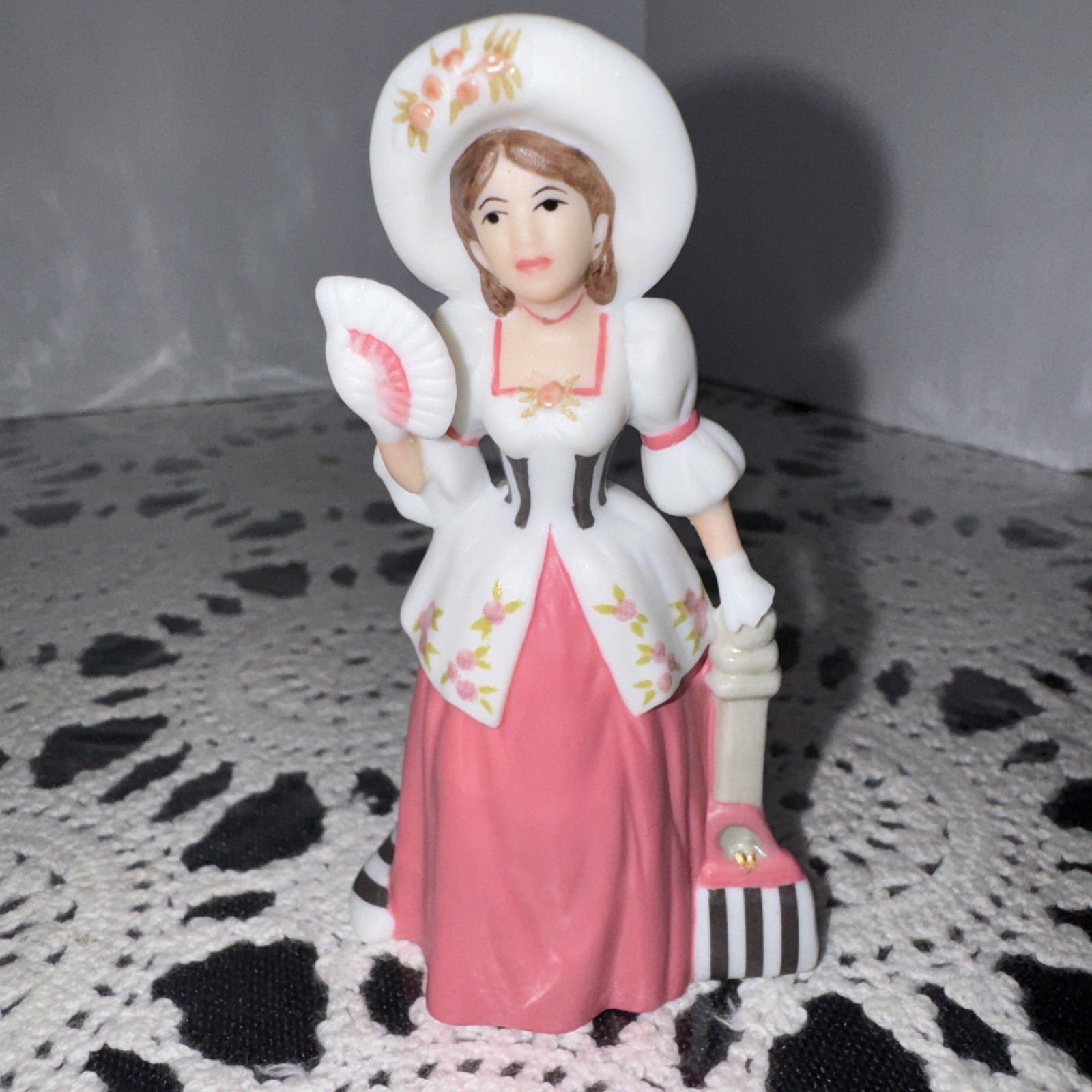 1994 VTG Avon Limited Edition Mrs Albee President's Club Award Figurine 3 1994 VTG Avon Limited Edition Mrs Albee President's Club Award Figurine 3