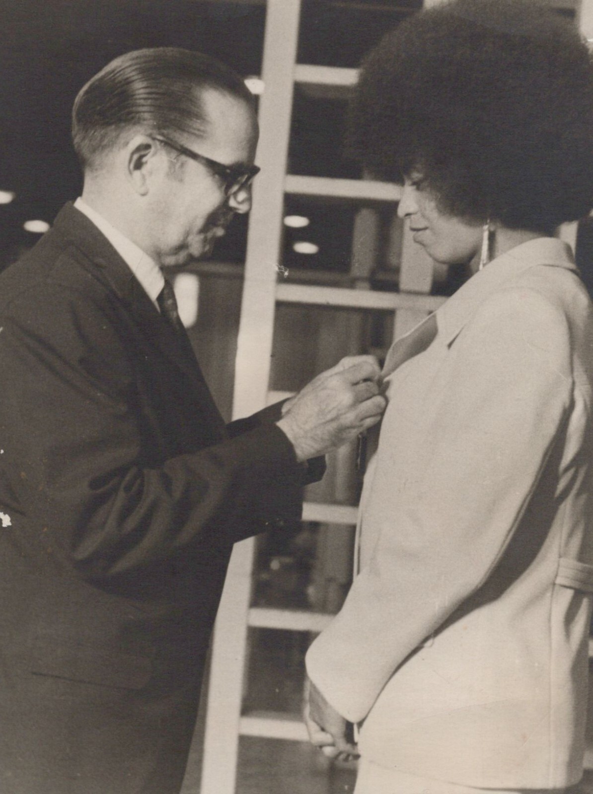 EX CUBAN PRES DORTICOS & CIVIL RIGHTS FIGHTER ANGELA DAVIS CUBA 1972 PHOTO Y 424