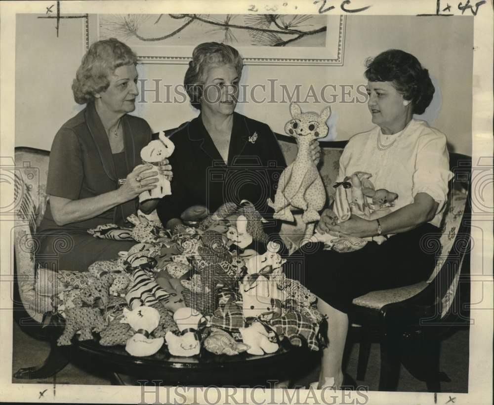 1965 Press Photo New Orlean\'s Lakeview Women\'s club with circus stuffed animals 1965 Press Photo New Orlean\'s Lakeview Women\'s club with circus stuffed animals