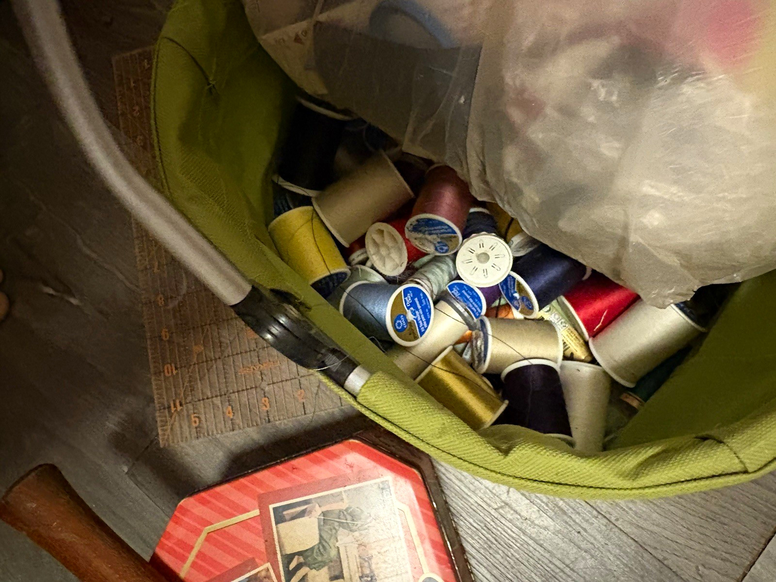 SINGER Tin Sewing Box w/ Mixed Notions Thread Spools Scissors Tape Measure