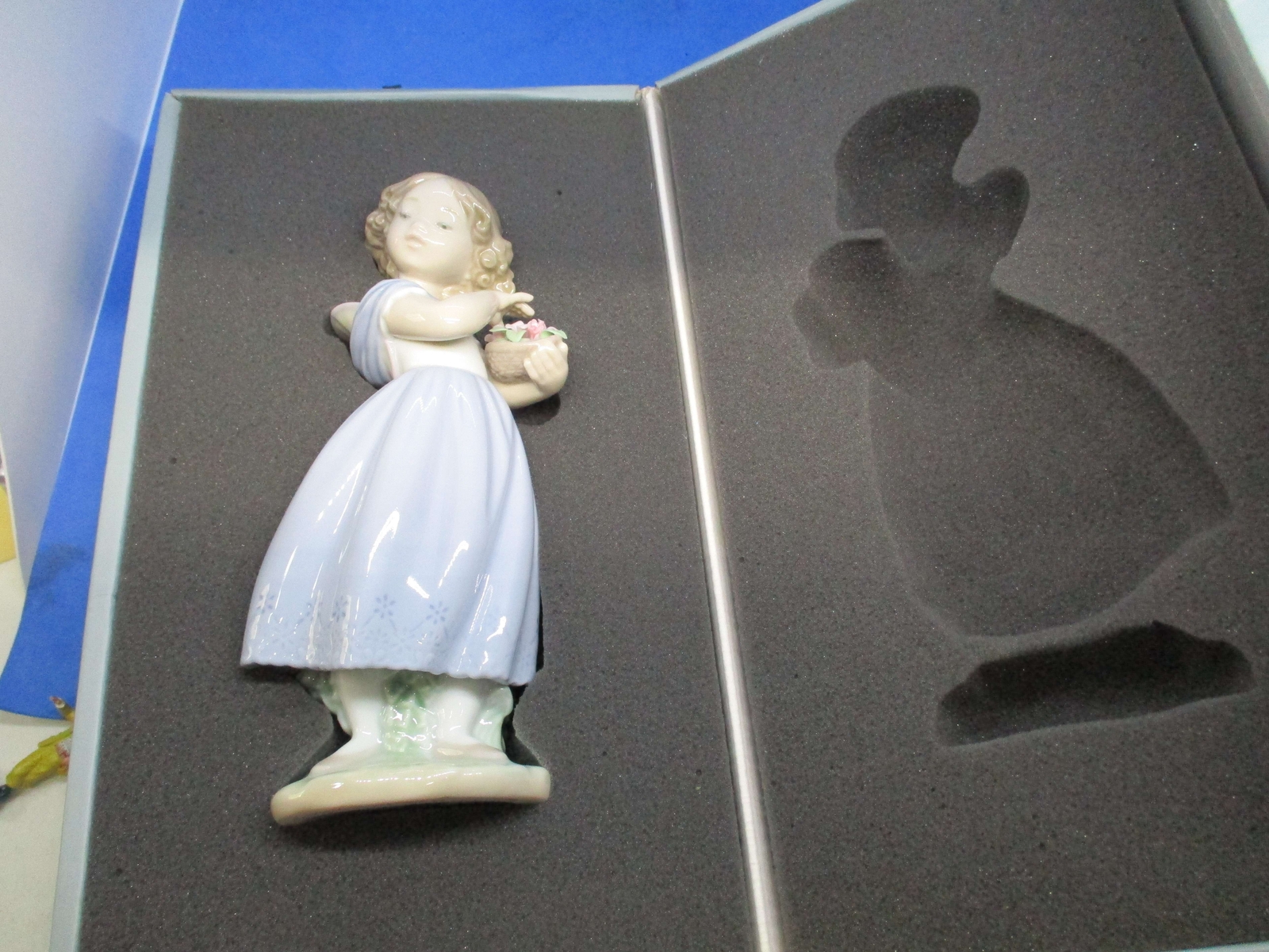Lladro 8247 Adorable Innocence Utopia With Box Mint Condition