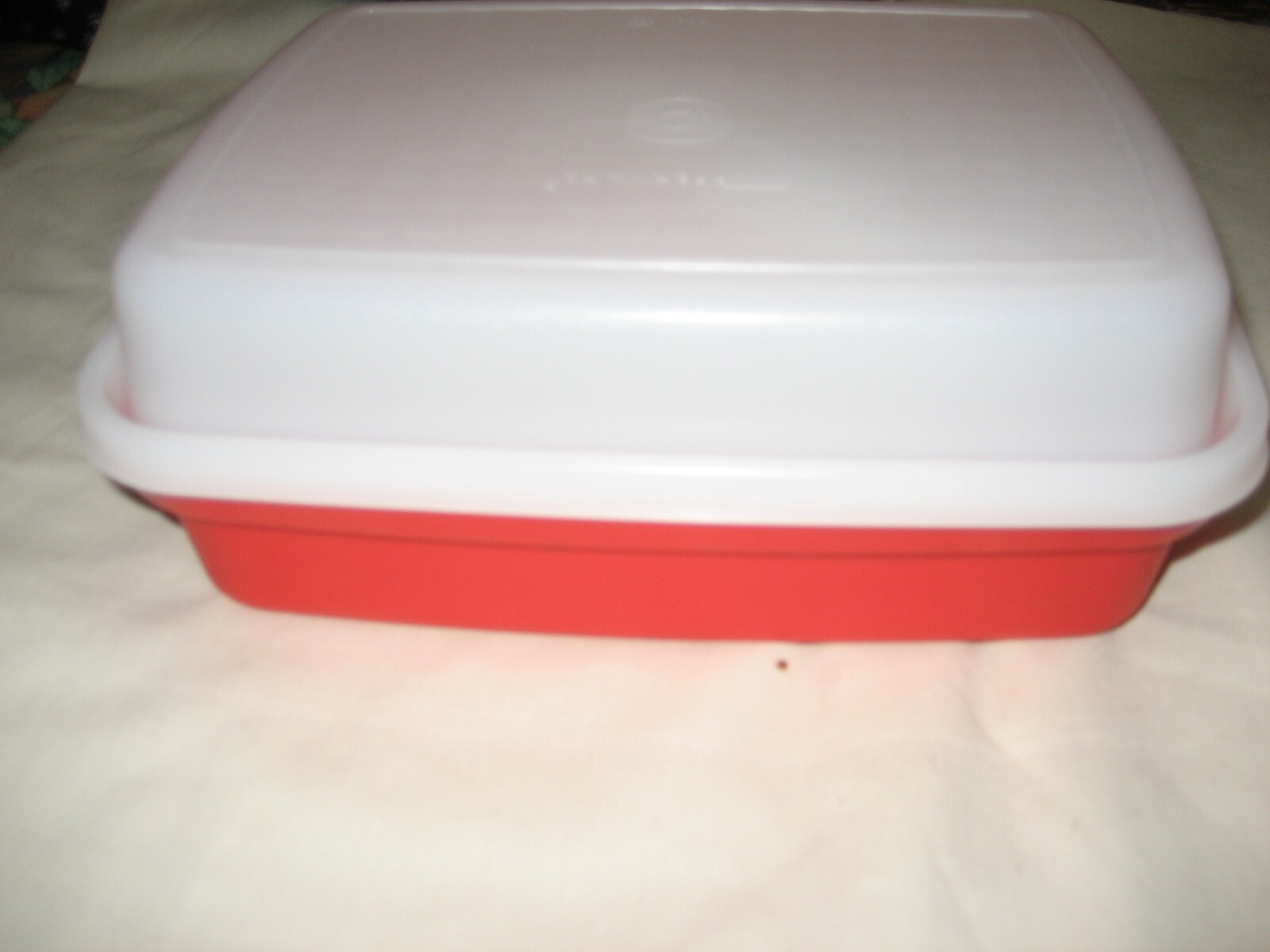 TUPPERWARE SMALL SEASON N SERVE/MARINADE RED/SHEER  MIP  VHTF    USA  