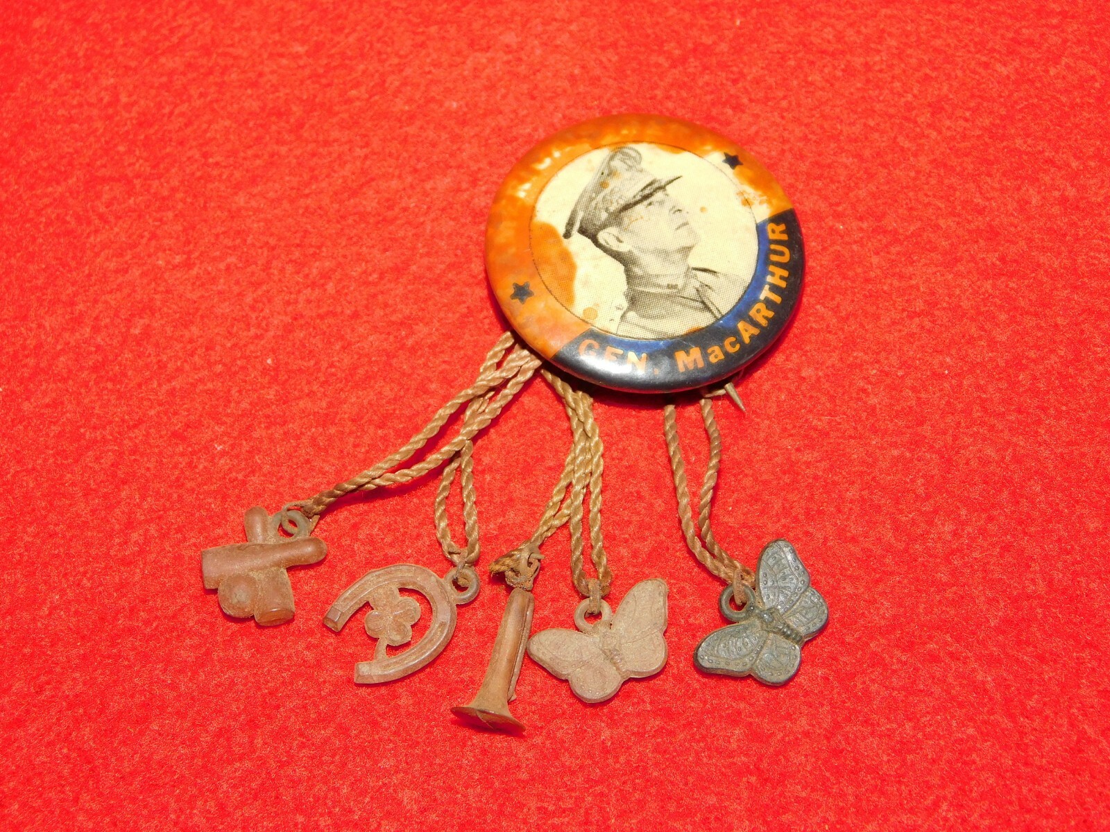 VINTAGE PINBACK BUTTON WWII GEN MacARTHUR AMERICA'S HERO VINTAGE PINBACK BUTTON WWII GEN MacARTHUR AMERICA'S HERO