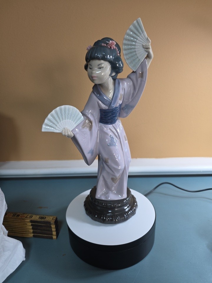 Lladro Geisha Lady with 2 Fans #4991. Mint Condition Lladro Geisha Lady with 2 Fans #4991. Mint Condition