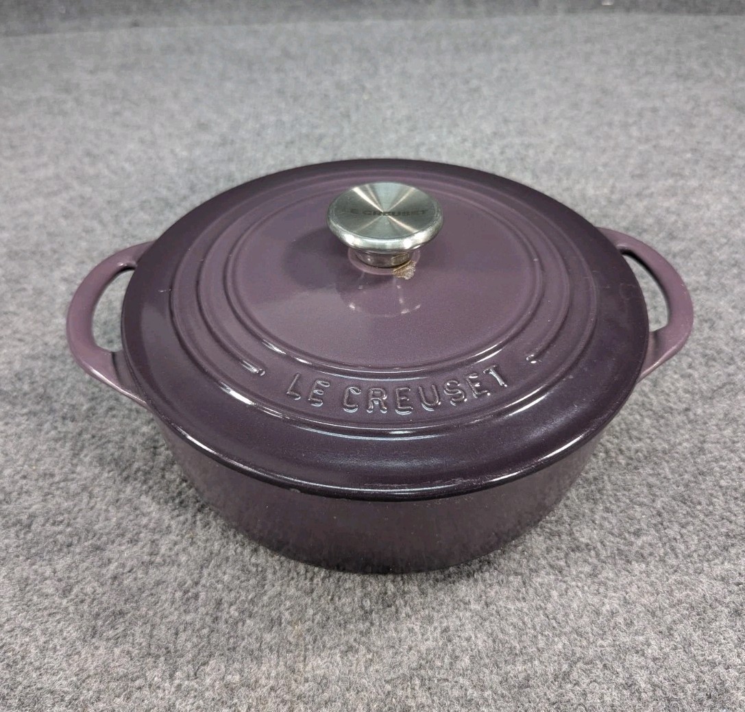 Le Creuset Cast Iron 22 Dutch Oven Purple, 22cm / 3.5qt / 3.3L, France Le Creuset Cast Iron 22 Dutch Oven Purple, 22cm / 3.5qt / 3.3L, France