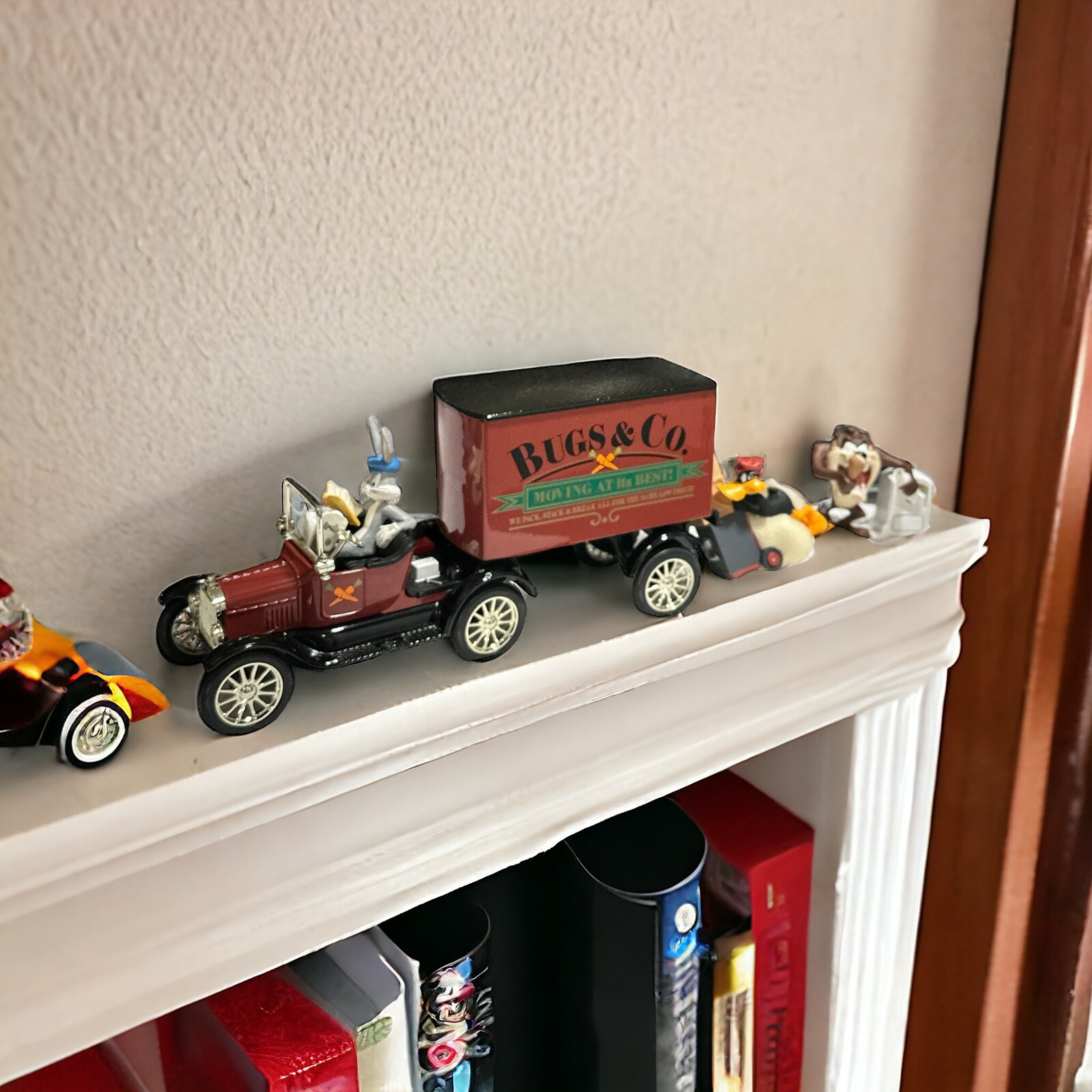 Vintage ERTL Collectibles Warner Brothers 2000 Bugs Bunny 1918 Ford Moving Truck