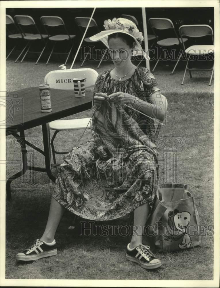 1977 Press Photo Geraldine Chaplin relaxing on 