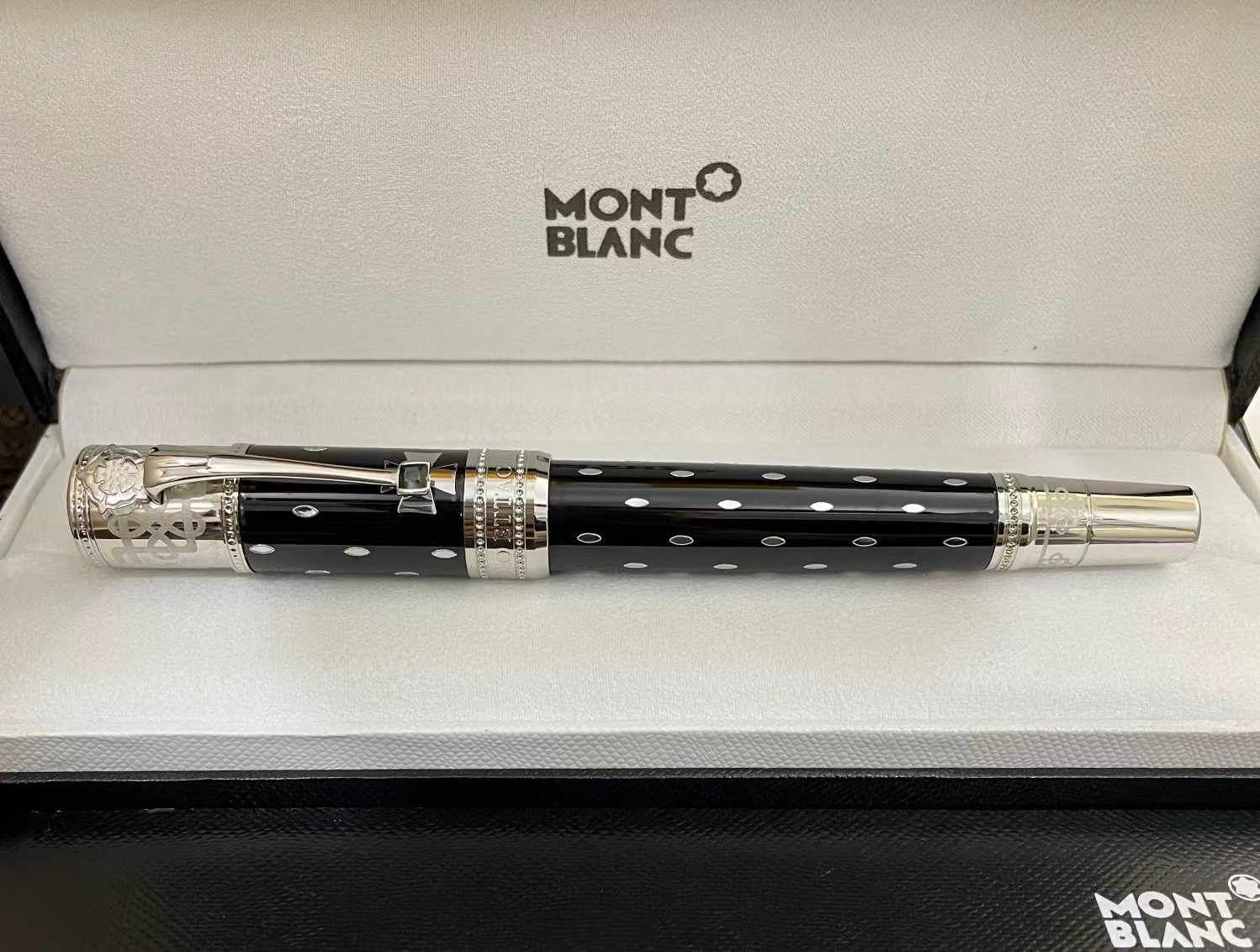 Montblanc Great Characters Queen Elizabeth Edition Fountain Pen - Montblanc Great Characters Queen Elizabeth Edition Fountain Pen -