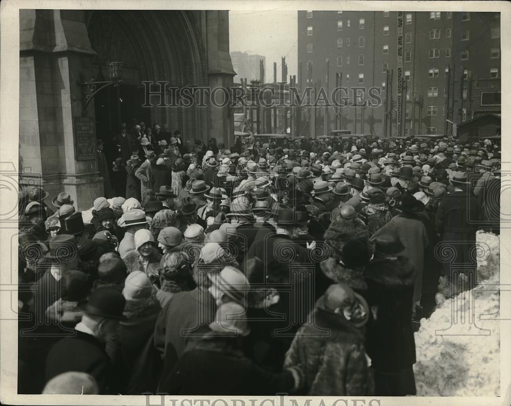 1926 Press Photo Crowd gathers outside Fourth Presbyterian Church in Chicago 1926 Press Photo Crowd gathers outside Fourth Presbyterian Church in Chicago