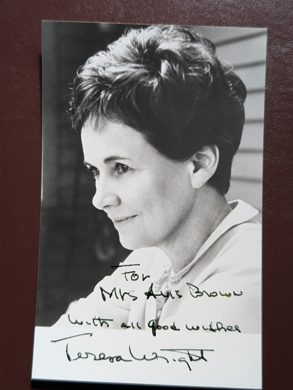 Genuine dedicated, hand signed 5.5x3.5 photograph of Teresa Wright. Genuine dedicated, hand signed 5.5x3.5 photograph of Teresa Wright.