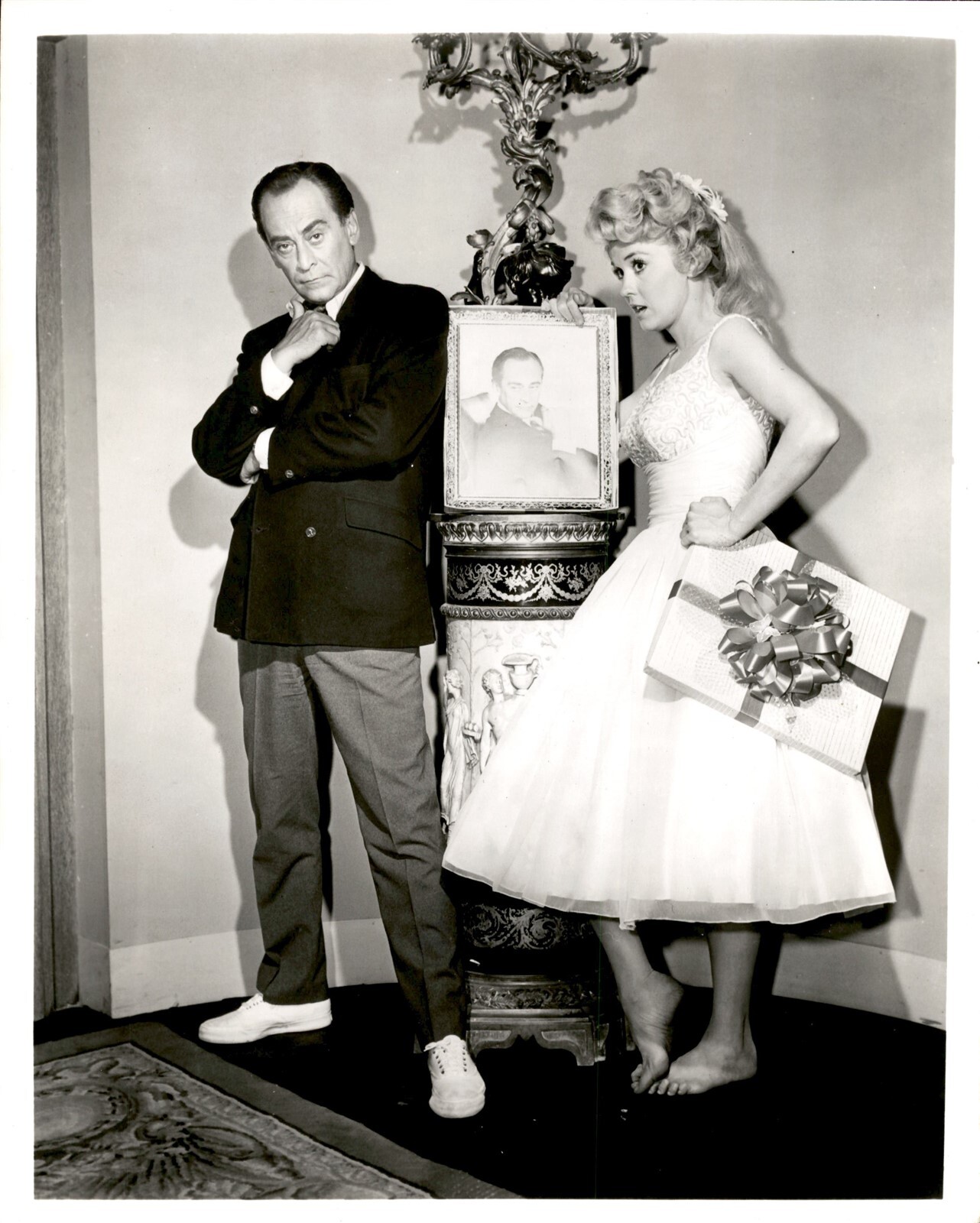 BR1 Vintage Photo ANN SMYRNER Beautiful Blonde Actress Pose with Man\'s Portrait BR1 Vintage Photo ANN SMYRNER Beautiful Blonde Actress Pose with Man\'s Portrait