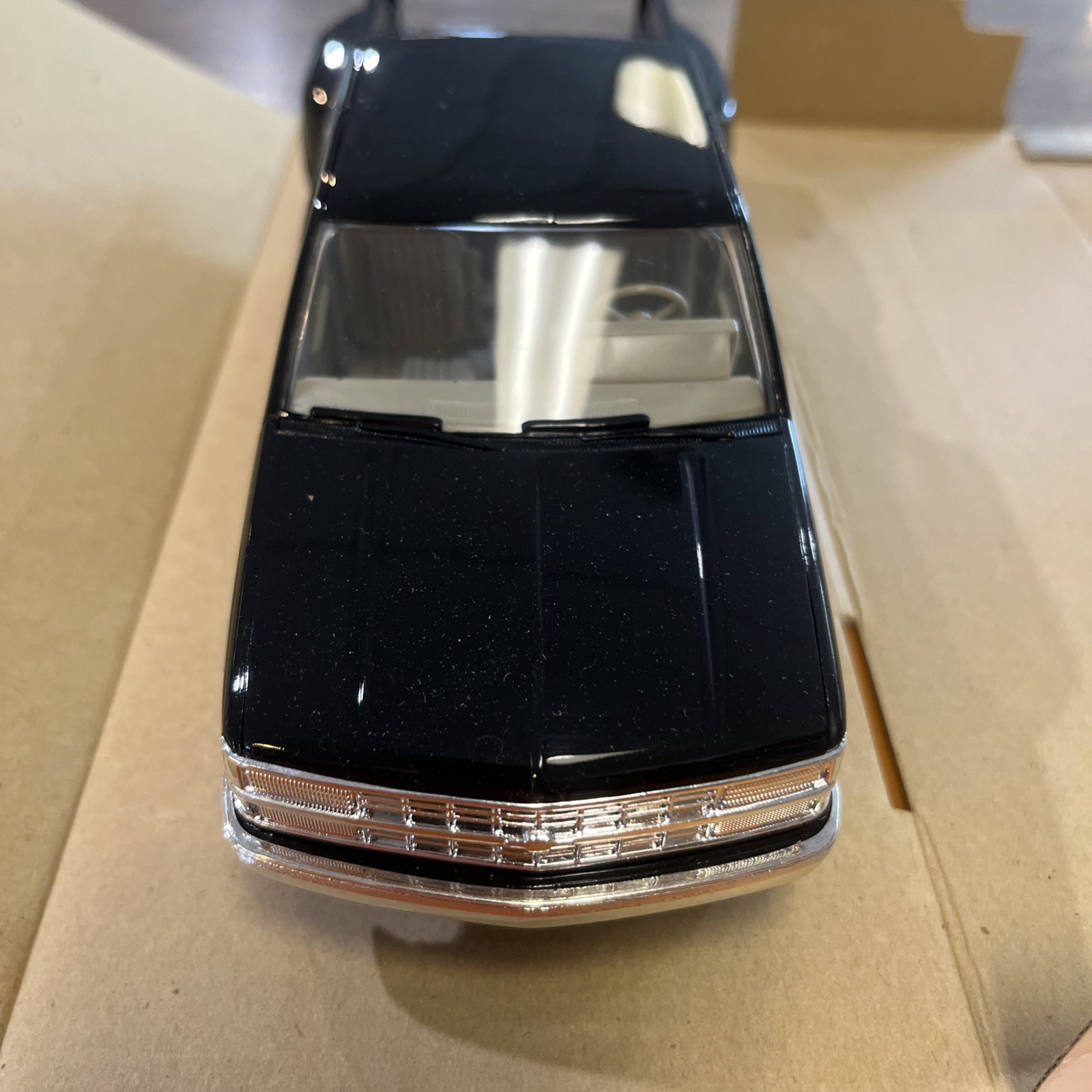AMT Ertl 8653 1993 Chevrolet C-3500 Dual Rear Wheels Plastic Promo Car Black. 