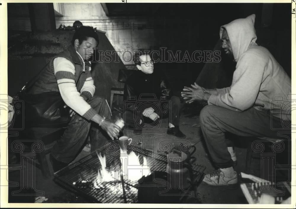1990 Press Photo New York-Charles Pape & homeless share fire in an Amtrak Tunnel