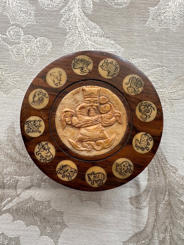 Vintage Chinese Feng Shui Luopan Compass Wood Box Zodiac Animals Inlay Carved