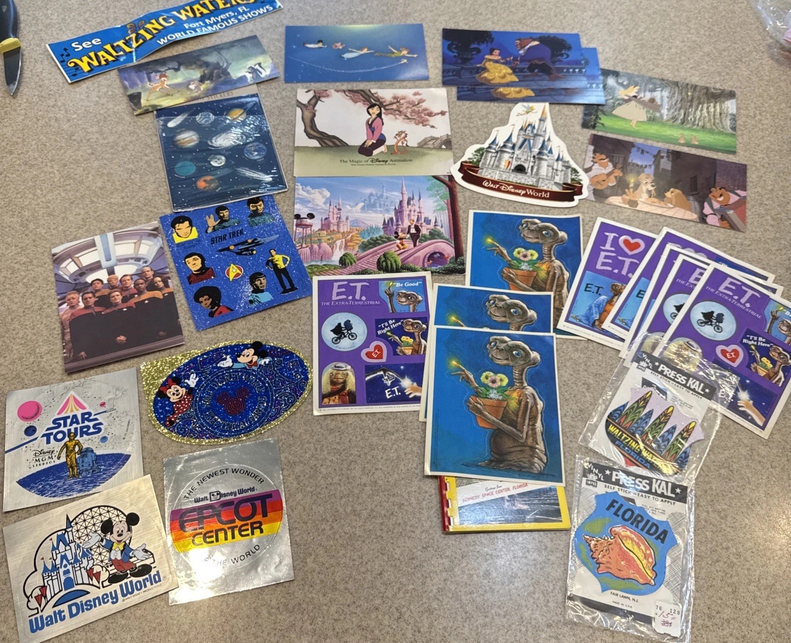 Vintage Epcot Center DISNEY STAR WARS ET STAR TREK POSTCARDS & Stickers 1980’s