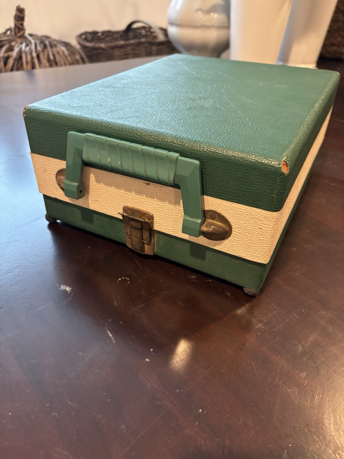 Vintage SINGER Sewhandy Model No. 20 Child’s Sewing Machine Green Travel Case Vintage SINGER Sewhandy Model No. 20 Child’s Sewing Machine Green Travel Case
