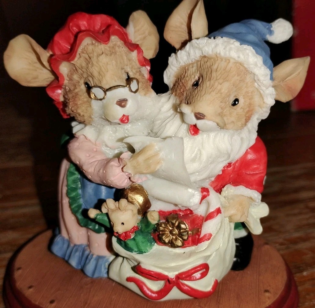 Vtg Holiday Expressions Hand Painted Mouse Family Figurine Mr & Mrs Claus 1994 Vtg Holiday Expressions Hand Painted Mouse Family Figurine Mr & Mrs Claus 1994