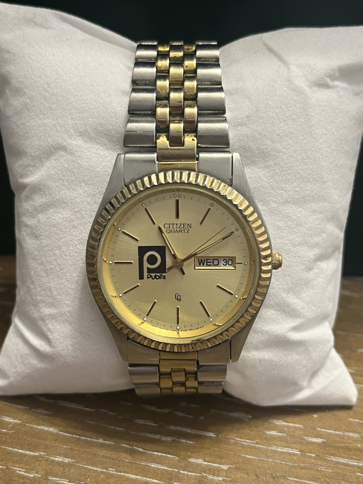 Publix Citizen Watch Two Tone Works New Battery Scratches On Crystal See Photos Publix Citizen Watch Two Tone Works New Battery Scratches On Crystal See Photos