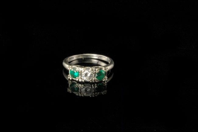 VINTAGE DIAMOND 2 DEEP GREEN EMERALDS 14K WHITE GOLD RING  BR