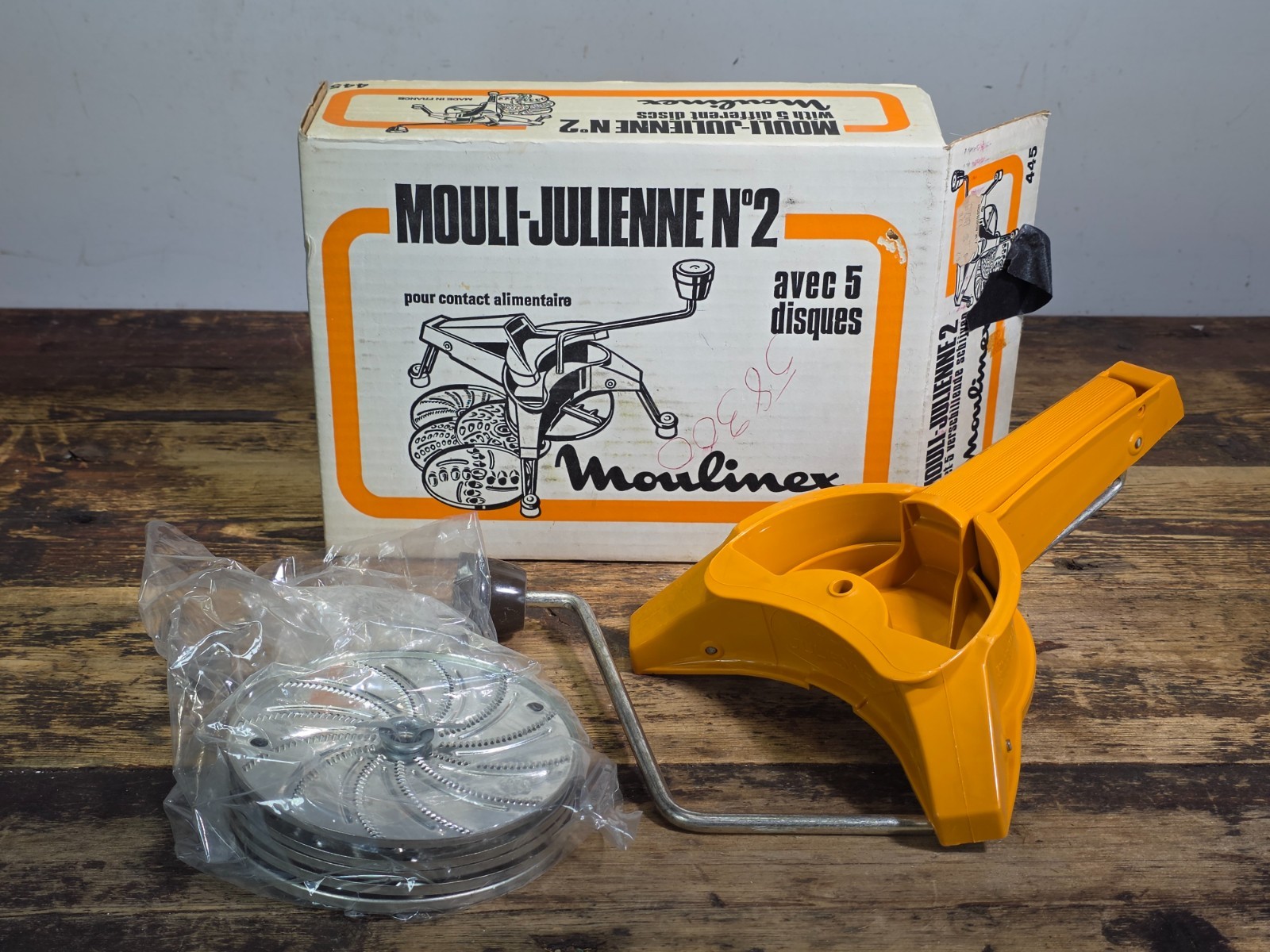 Vtg Moulinex Mouli-Julienne 445 Orange Food Slicer Shredder Grater Box 5 Discs Vtg Moulinex Mouli-Julienne 445 Orange Food Slicer Shredder Grater Box 5 Discs