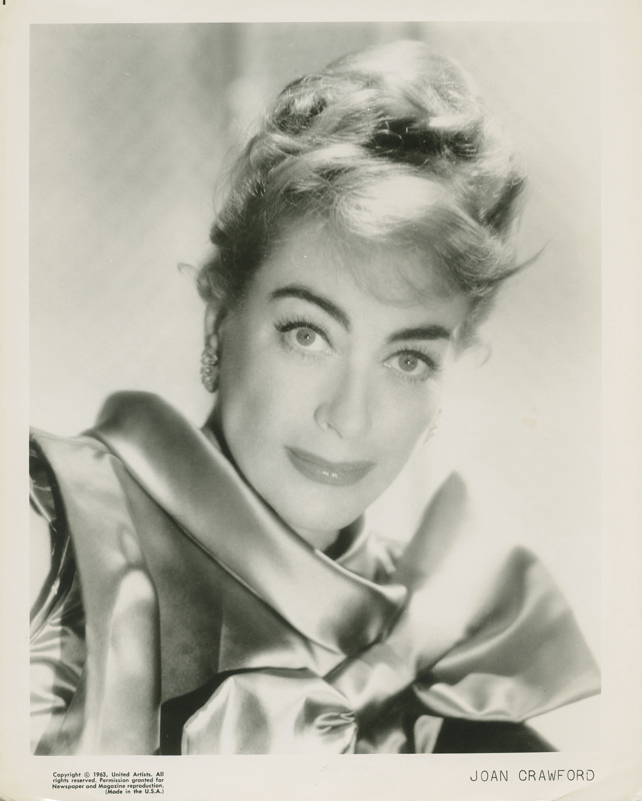 A11 A1119 – Joan Crawford Elegant Studio Portrait, United Artists (1963) A11 A1119 – Joan Crawford Elegant Studio Portrait, United Artists (1963)