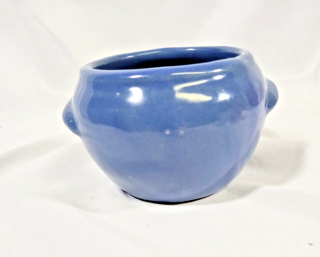 Vtg round solid blue pottery ramekin or crocks. Handles molded into sides