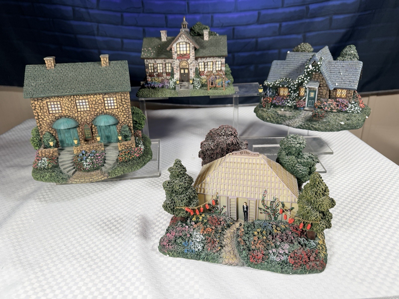 4pc Vintage Thomas Kinkade Hawthorne Village Lighted Resin Christmas Cottage Set
