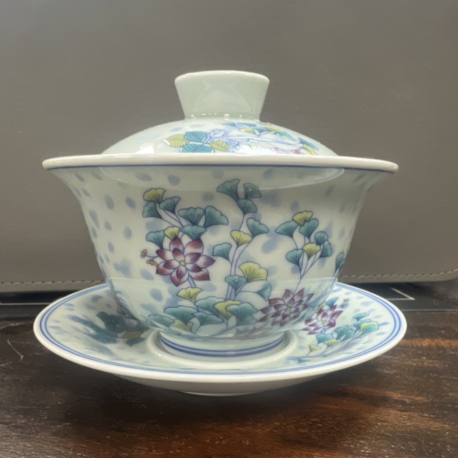 Chinese Porcelain Gaiwan Lidded Bowl Tea Cup with Saucer Floral Design Chinese Porcelain Gaiwan Lidded Bowl Tea Cup with Saucer Floral Design