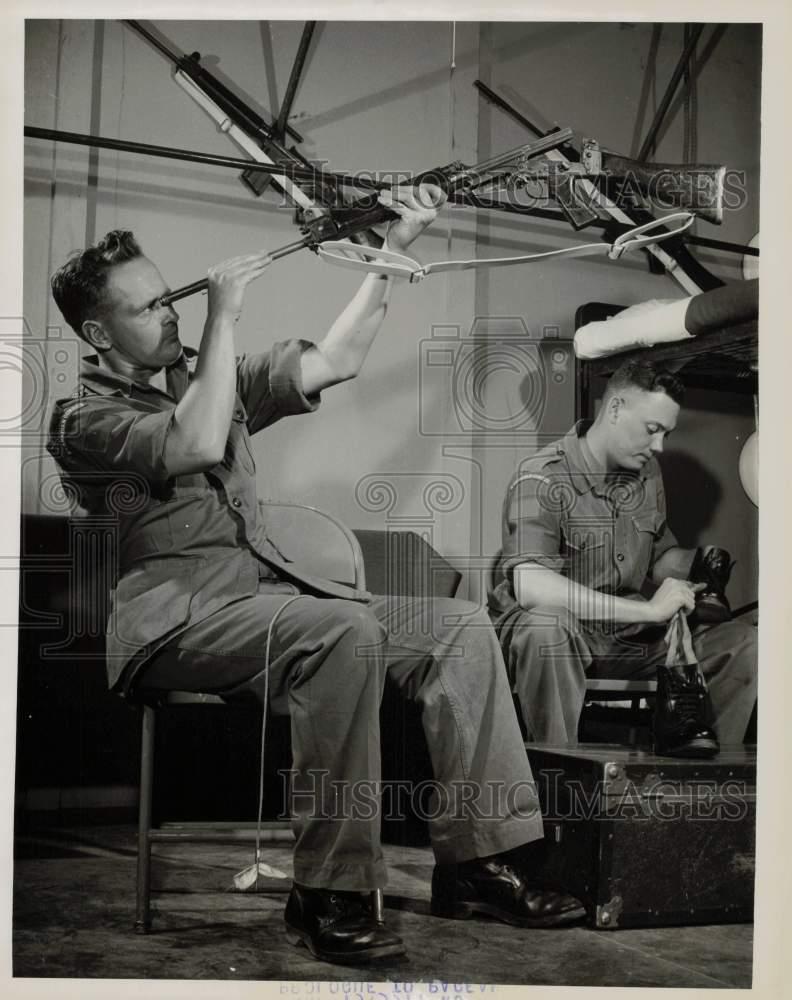 1962 Press Photo Guardsmen J.F. Braun and E.C. Ryder Cleaning Rifle in Barracks