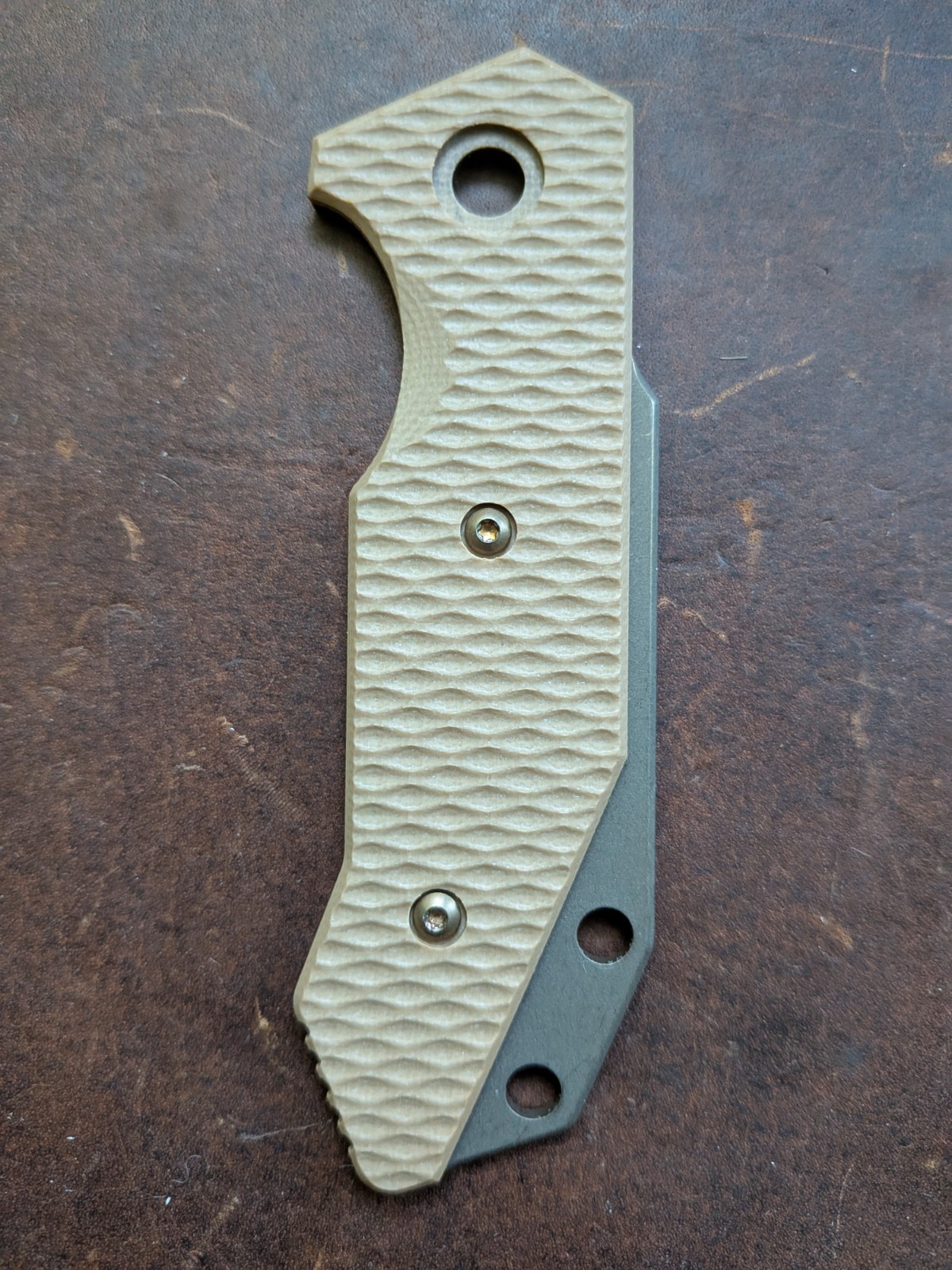 Hinderer Halftrack Scale: Battle Bronze Titanium, Textured Coyote G-10, BronzeHW Hinderer Halftrack Scale: Battle Bronze Titanium, Textured Coyote G-10, BronzeHW