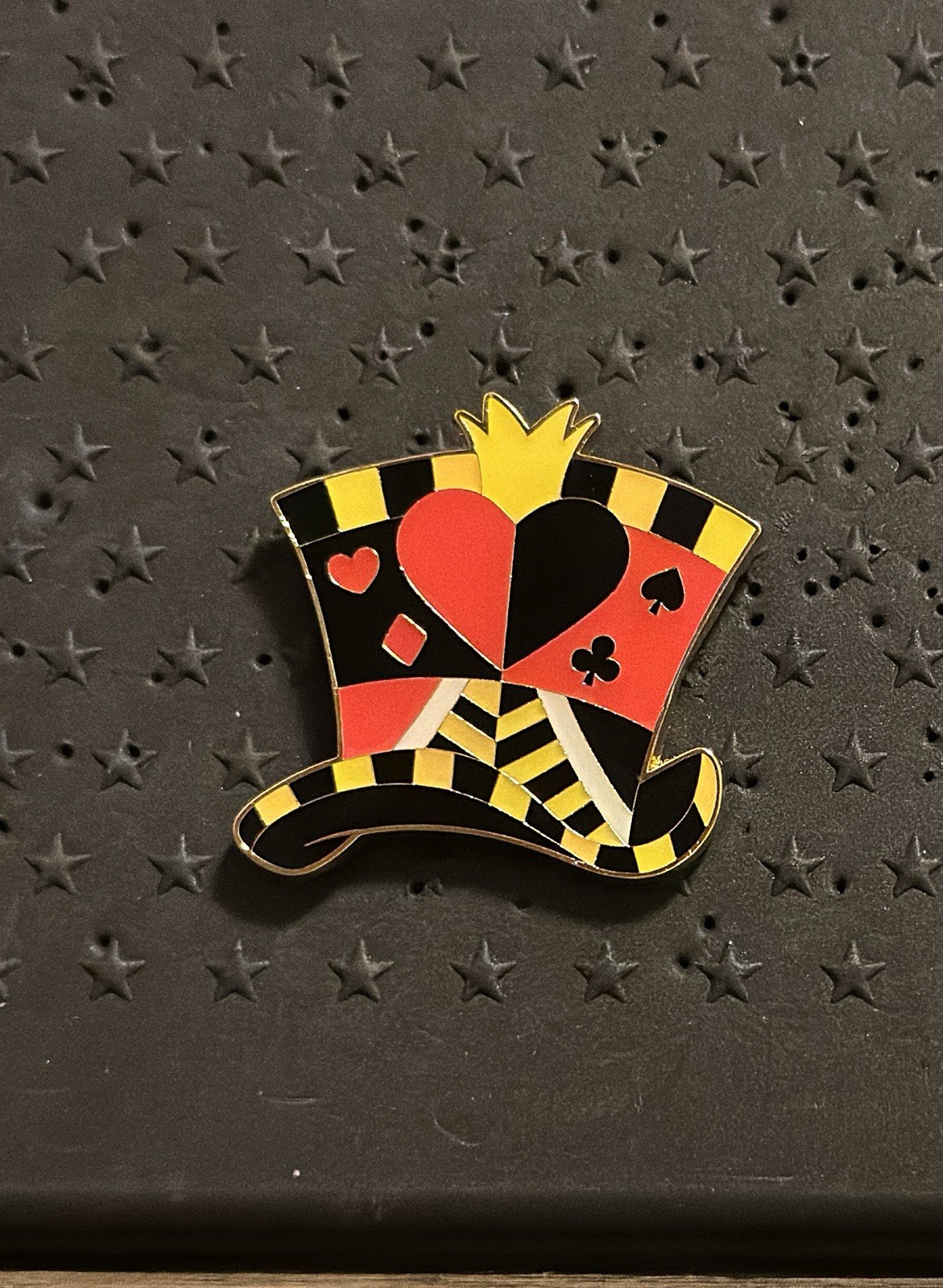 Loungefly Disney Alice in Wonderland Character Top Hats Pin- Queen Of Hearts Loungefly Disney Alice in Wonderland Character Top Hats Pin- Queen Of Hearts