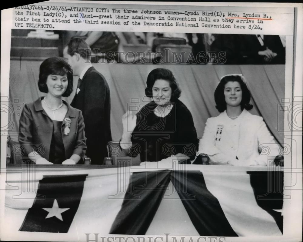 1964 Press Photo Mys Lyndon Johnson, Lynda and Luci in Convention Hall 1964 Press Photo Mys Lyndon Johnson, Lynda and Luci in Convention Hall