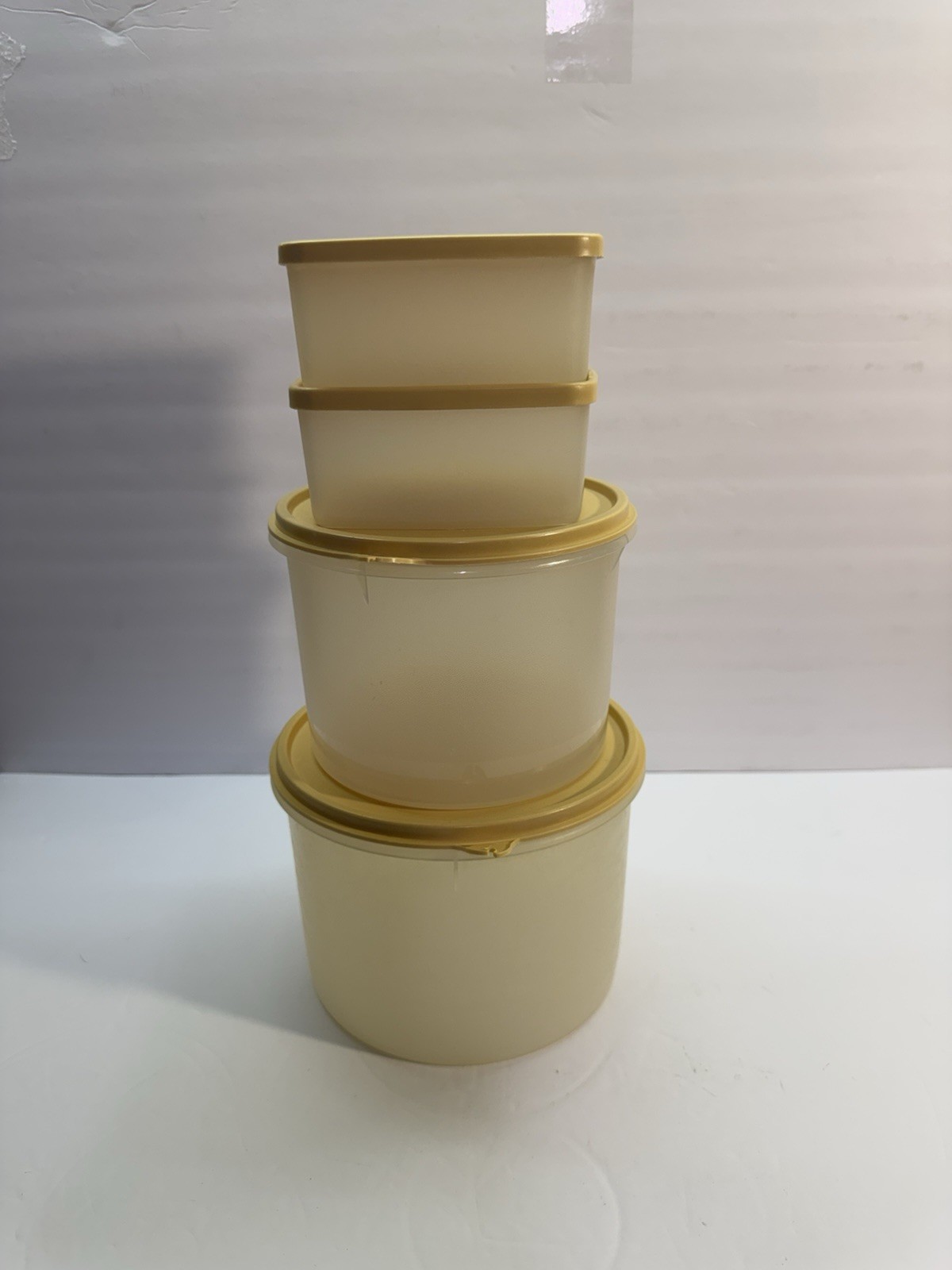 Tupperware Vintage Storage Containers With Tan Lids #264,#265, & 2x#311 Tupperware Vintage Storage Containers With Tan Lids #264,#265, & 2x#311