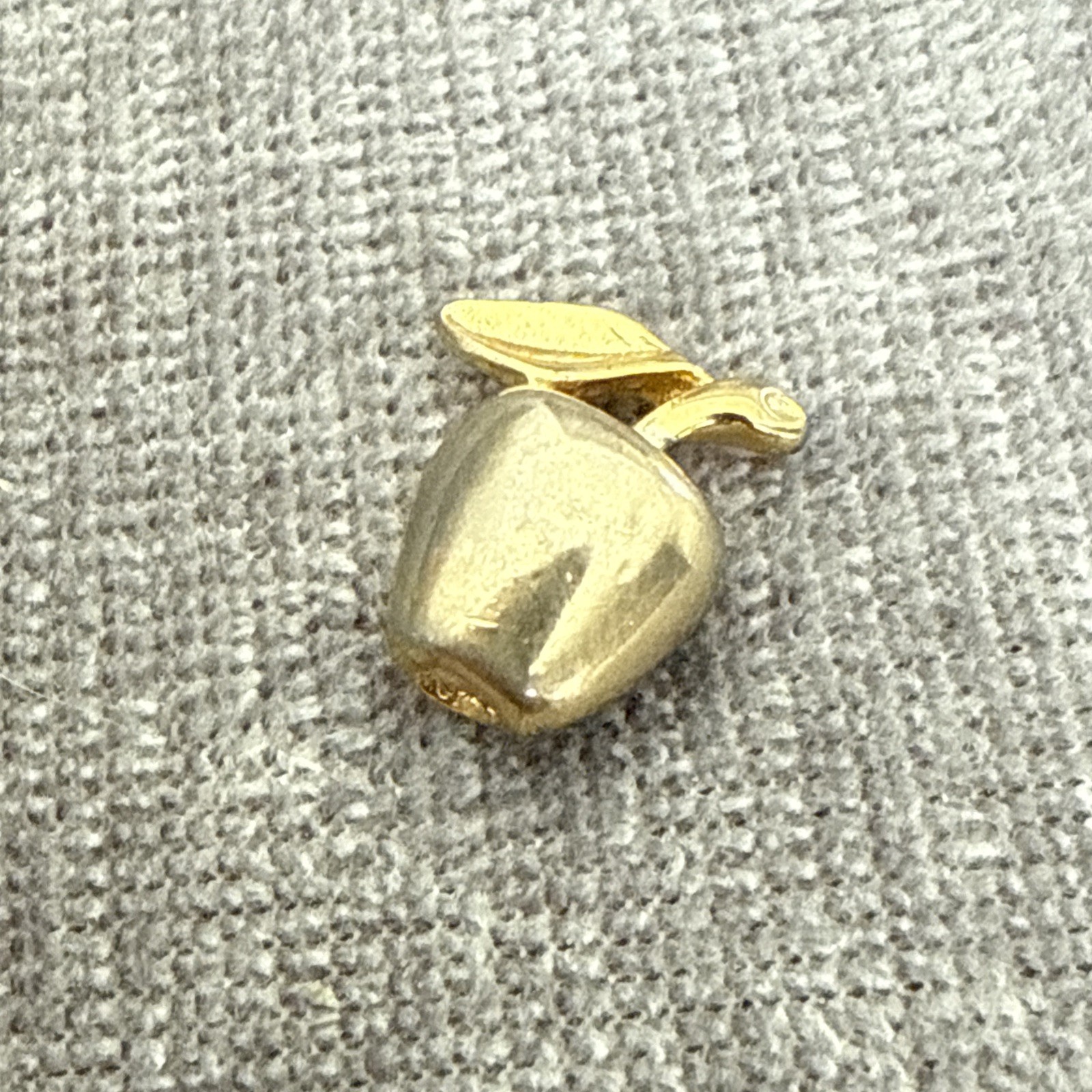 Vintage Unsigned Gold Tone Apple Fruit and Leaf Lapel Tack Pin Brooch Dainty