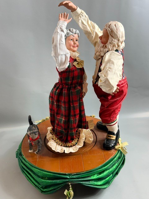 Santa Claus Crinkle Clothtiques Christmas Figurine Possible Dreams Merry Round