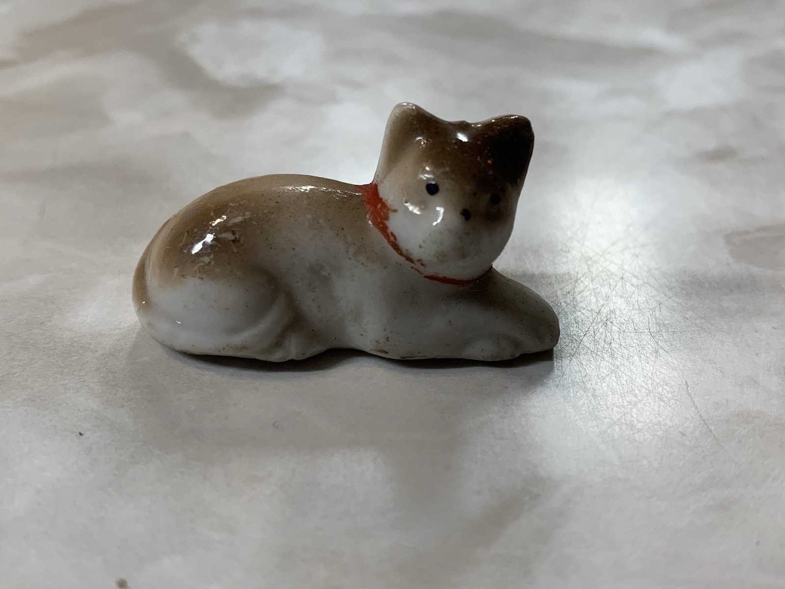 Vintage Brown White Cat Figurine Laying Down Red Collar, Japan Cat Statue ￼