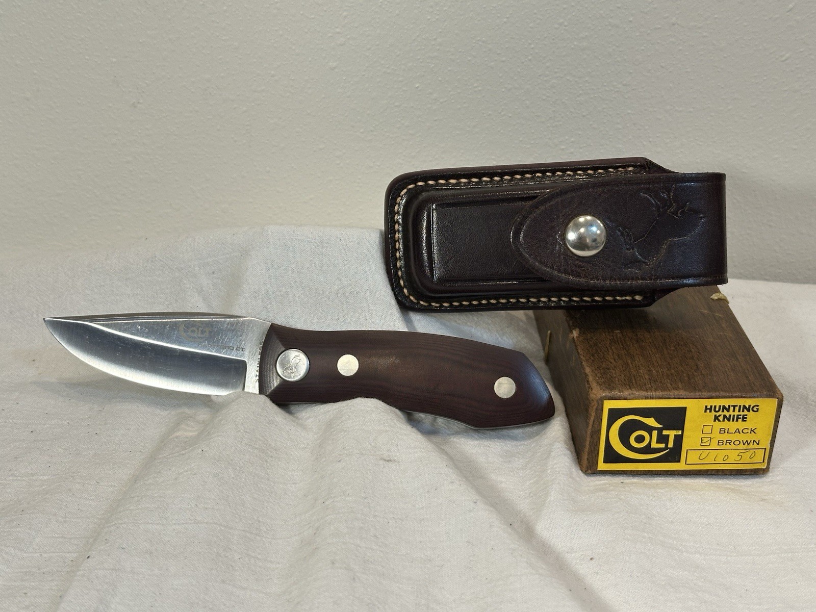 Vintage Colt Barry Wood Folding Knife With Dark Brown/black Sheath And Box Vintage Colt Barry Wood Folding Knife With Dark Brown/black Sheath And Box