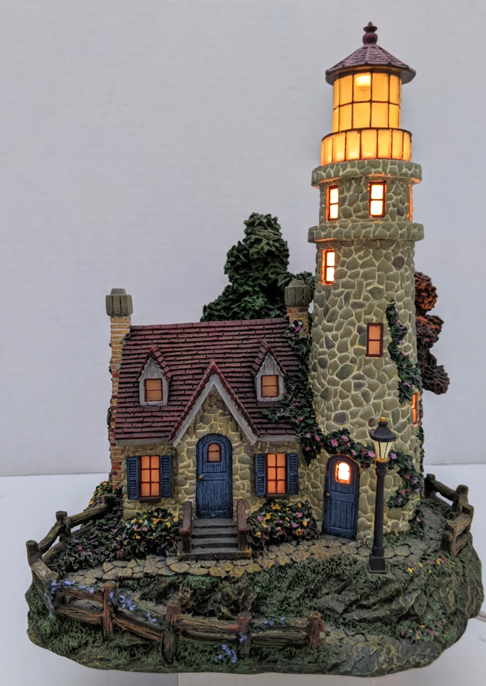 VTG Thomas Kinkade GUIDING POINT LIGHTHOUSE Building Hawthorne Village with COA VTG Thomas Kinkade GUIDING POINT LIGHTHOUSE Building Hawthorne Village with COA
