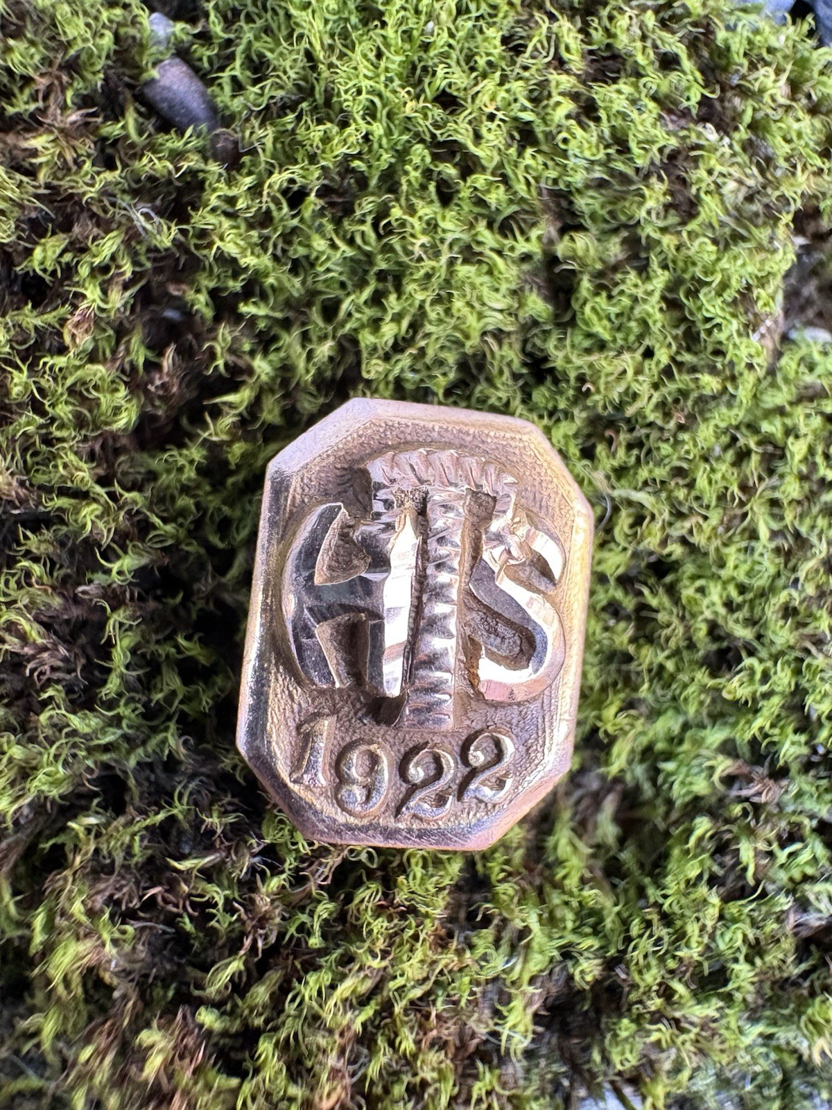 Vintage 10K Gold School Pin, A.R.T and is 2 Grams